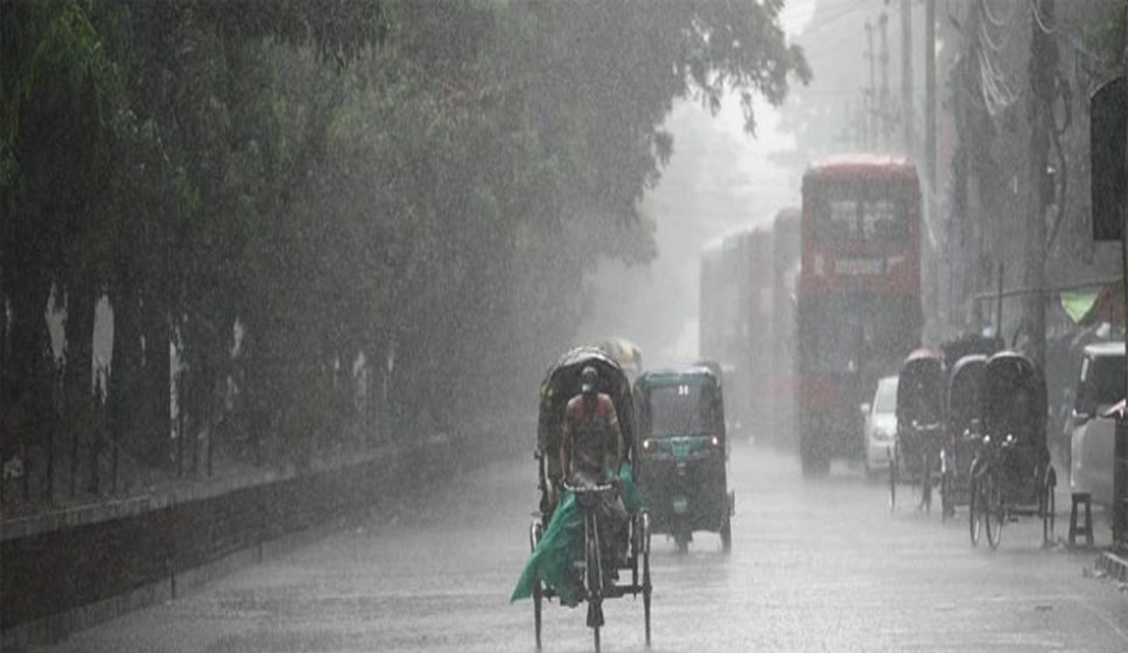 সারাদেশে বজ্রসহ ভারী বৃষ্টির শঙ্কা, তাপমাত্রা নিয়ে নতুন তথ্য