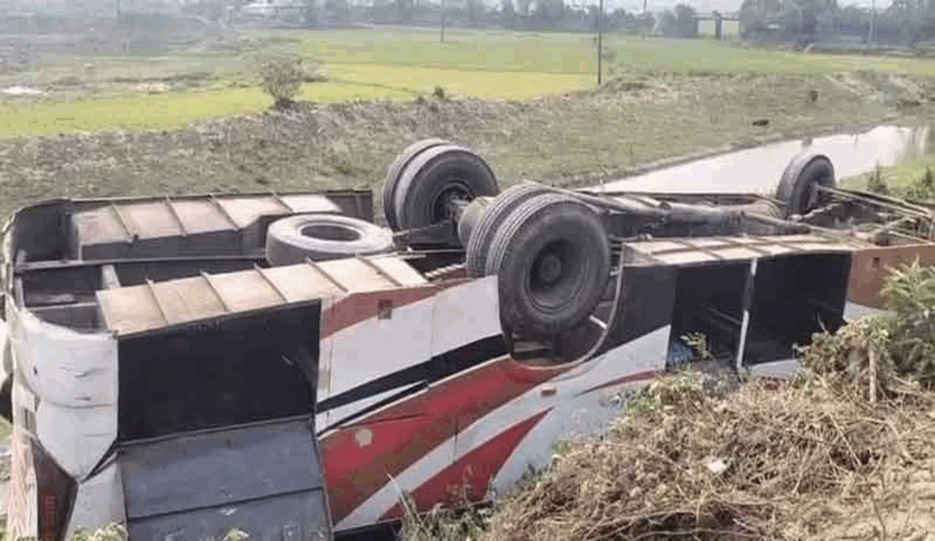 যাত্রীবাহী বাস খাদে পড়ে আহত ২৫ জন