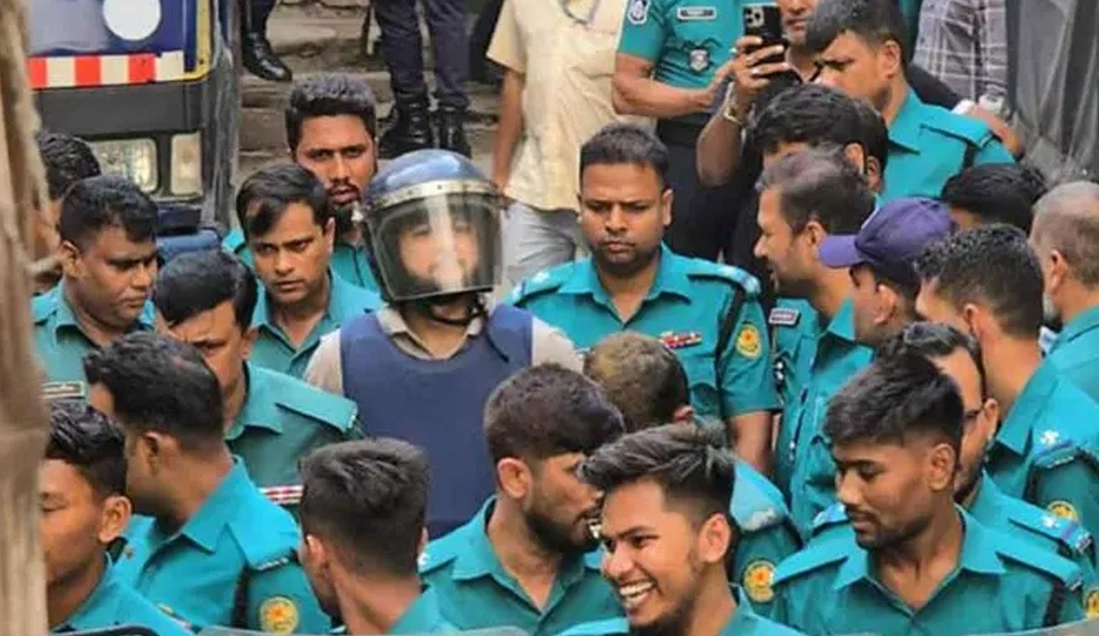 জামিন চাইলেন খালেদা জিয়ার সঙ্গে আফ্রিদির বাবার ছবি দেখিয়ে আইনজীবী