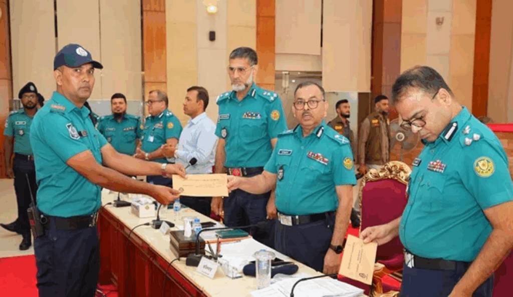 ডিএমপিতে জুলাই মাসে শ্রেষ্ঠ হলেন যারা