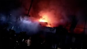 নোয়াখালীতে আগুনে পুড়লো ২৫টিরও বেশি ব্যবসা প্রতিষ্ঠান