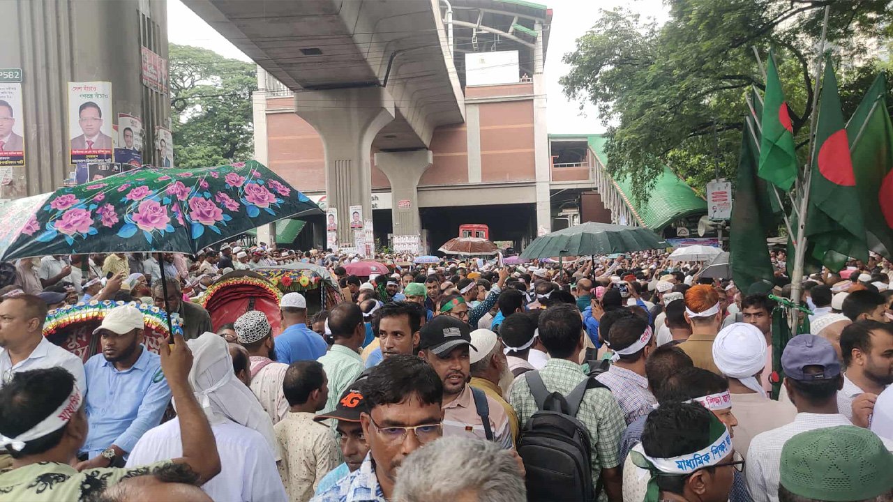 প্রেস ক্লাবের সামনে হাজারো শিক্ষকের অবস্থান, যান চলাচল বন্ধ