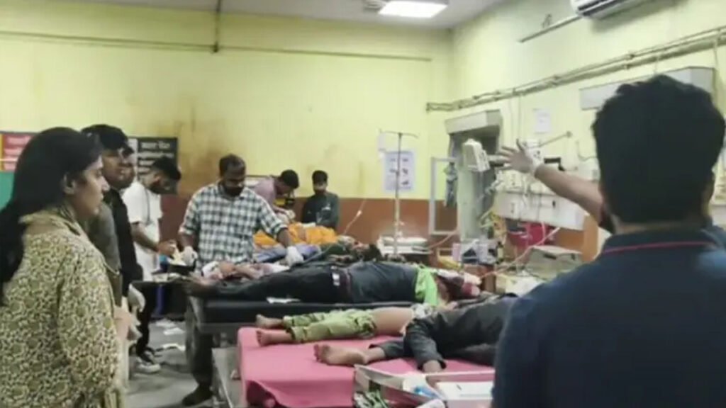 দাঁড়িয়ে থাকা ট্রাকে যাত্রীবাহী পিকআপের ধাক্কা, ৭ শিশুসহ নিহত ১০