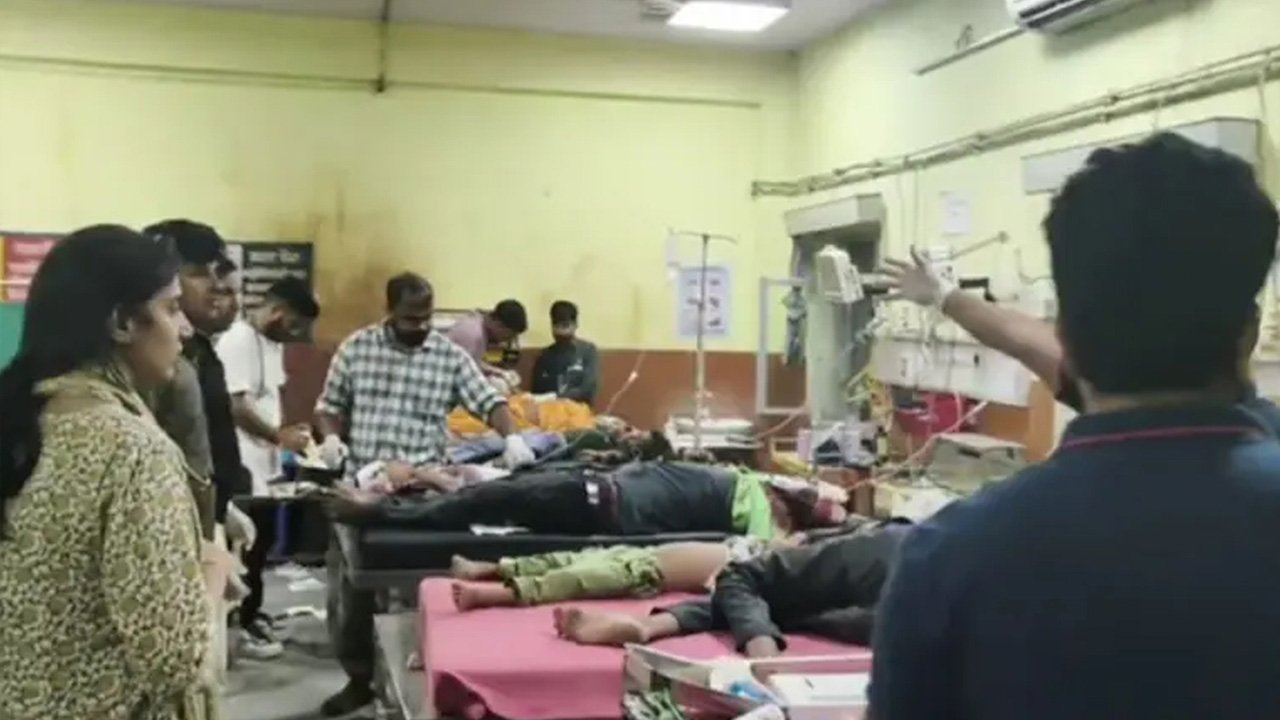 দাঁড়িয়ে থাকা ট্রাকে যাত্রীবাহী পিকআপের ধাক্কা, ৭ শিশুসহ নিহত ১০