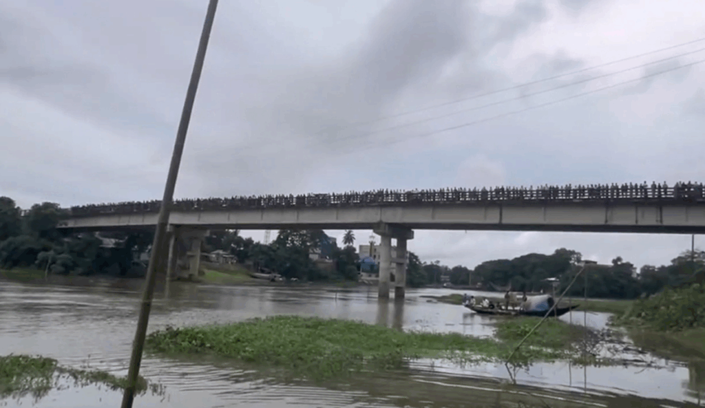 ব্রিজ থেকে নদীতে ঝাঁপ দিয়ে কলেজ ছাত্রী নিখোঁজ