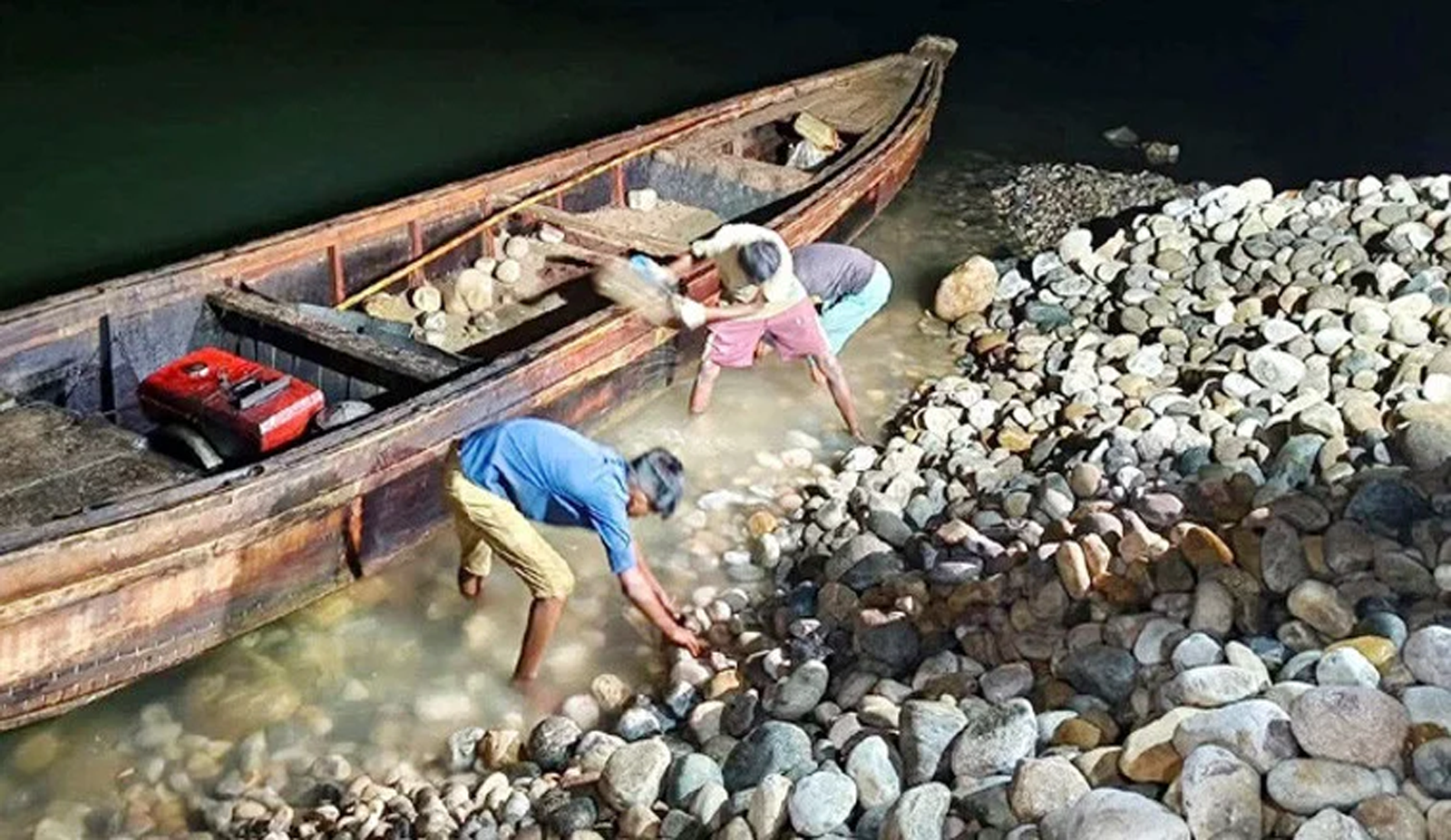 একরাতেই নদীতে ফেলা হলো ১২ হাজার ঘনফুট পাথর