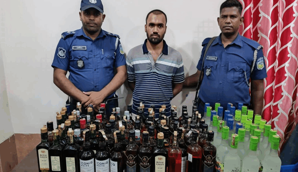 বিদেশি মদ অস্ত্রসহ হত্যা মামলার আসামি গ্রেপ্তার