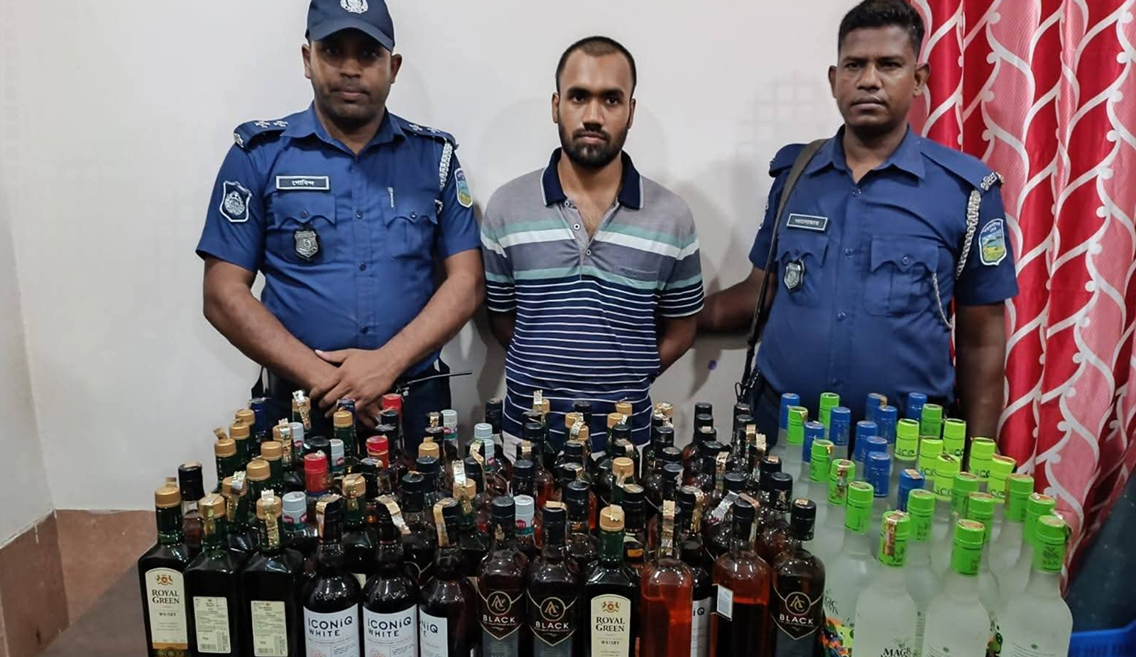 বিদেশি মদ অস্ত্রসহ হত্যা মামলার আসামি গ্রেপ্তার