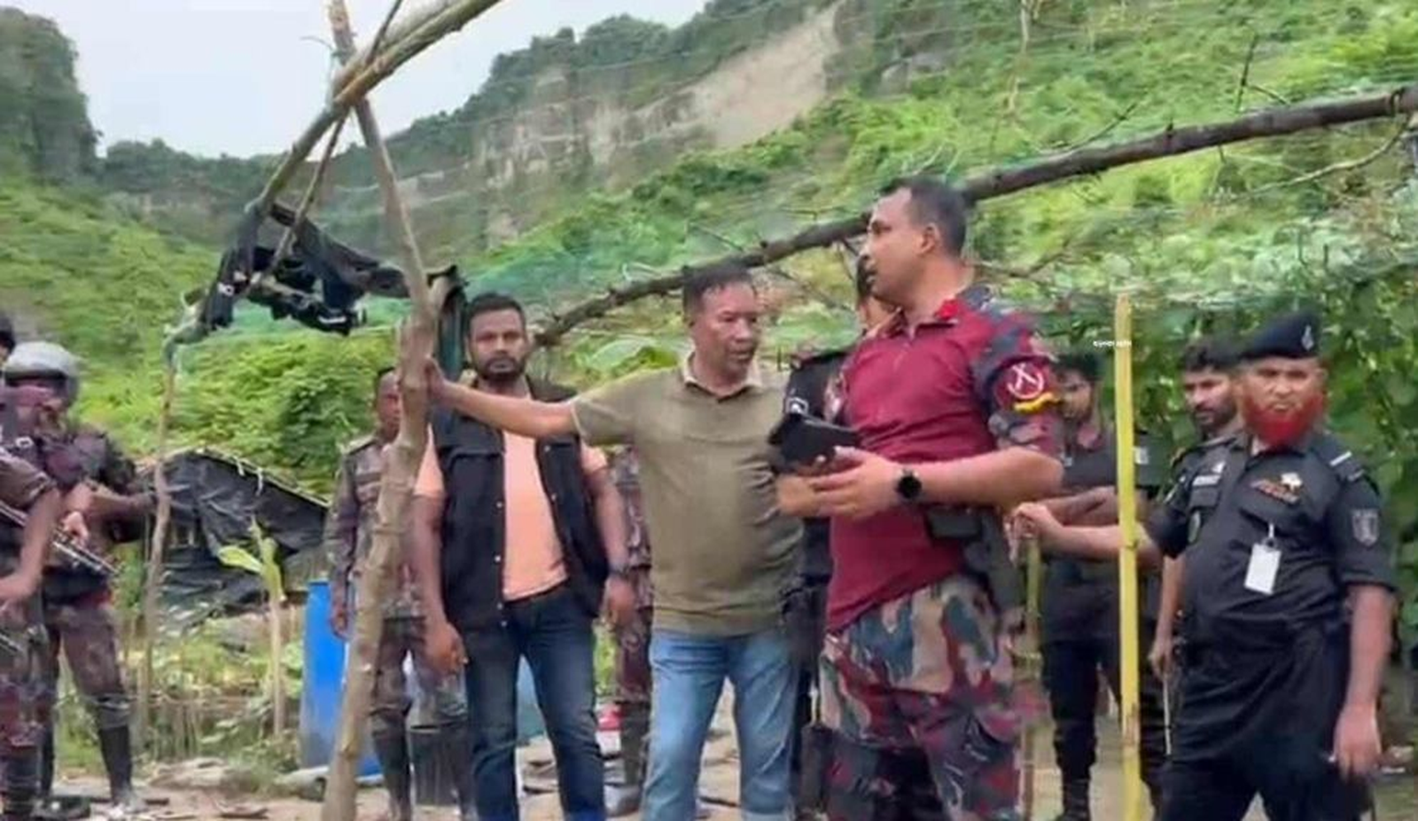 হঠাৎ গহীন পাহাড় ঘিরে ফেলল র‌্যাব-বিজিবি, লুকিয়ে ছিল ৮০ জন