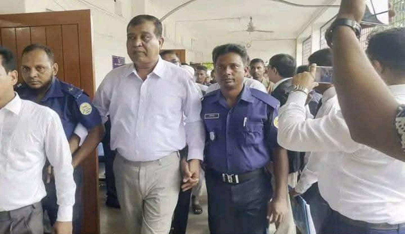 ১২ জন আইনজীবীকে কারাগারে প্রেরণ করেছে আদালত ..