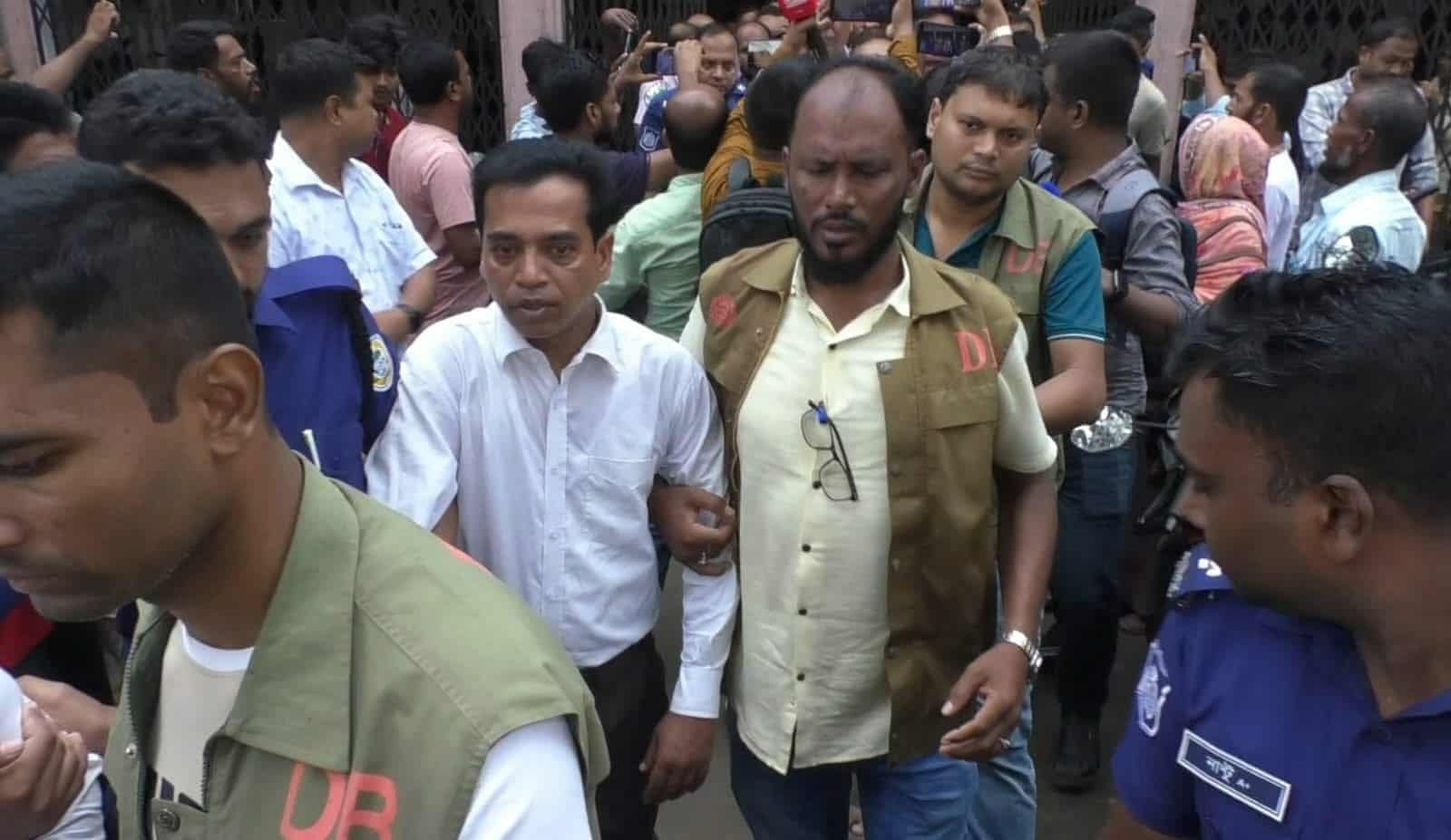১২ জন আইনজীবীকে কারাগারে প্রেরণ করেছে আদালত