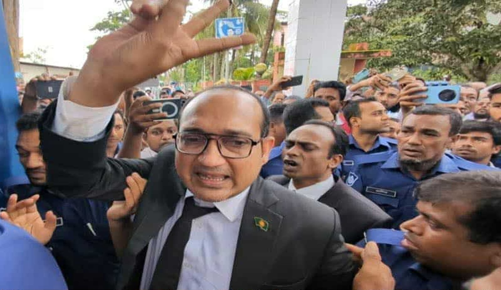১২ জন আইনজীবীকে কারাগারে প্রেরণ করেছে আদালত