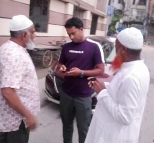গাড়ি চালকের বেপরোয়া আচরণে আতঙ্কিত এলাকাবাসী