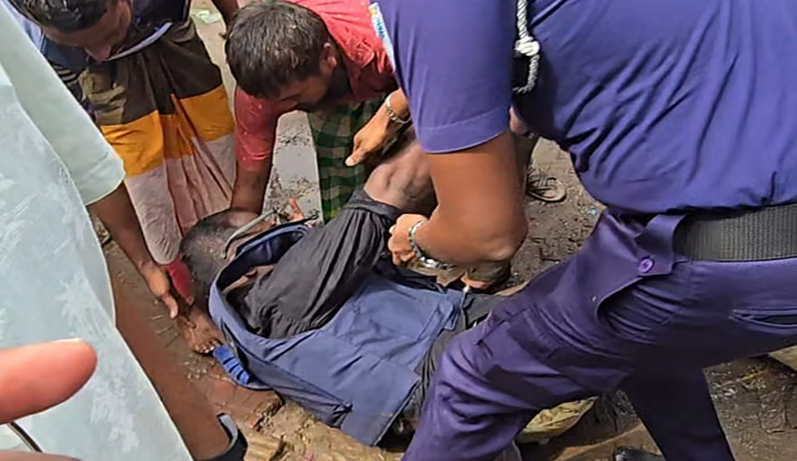 সড়কে চাঁদা তোলা থামাতে গিয়ে মার খেলেন অতিরিক্ত পুলিশ সুপার