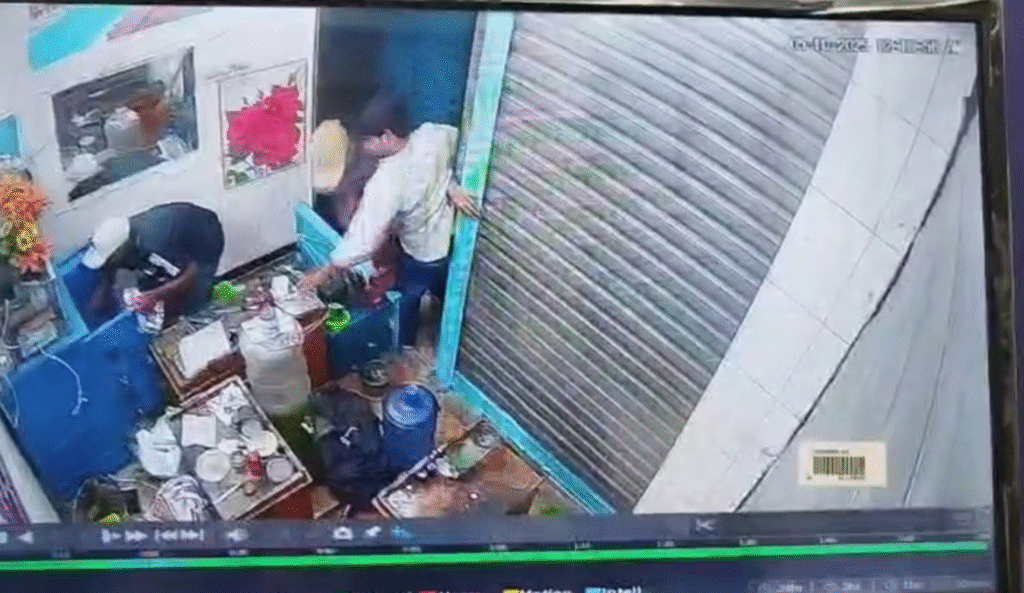 মানিকগঞ্জে ফিল্মি স্টাইলে স্বর্ণের দোকানে লুট