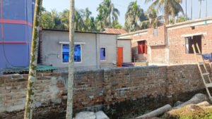 চলাচলের রাস্তা বন্ধ করে একটি পরিবারকে অবরুদ্ধ