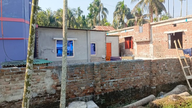 চলাচলের রাস্তা বন্ধ করে একটি পরিবারকে অবরুদ্ধ