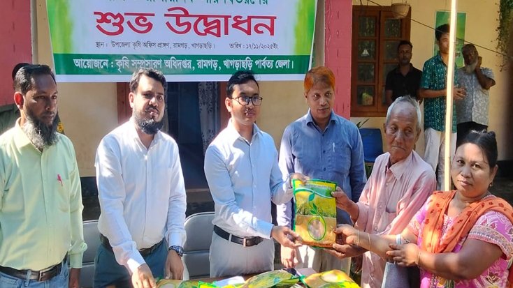 রামগড়ে কৃষকদের মাঝে সার ও সরিষা বীজ বিতরণ