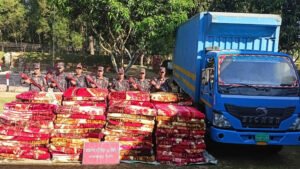 সীমান্তে চোরাচালানী মালামালসহ কাভার্ডভ্যান আটক