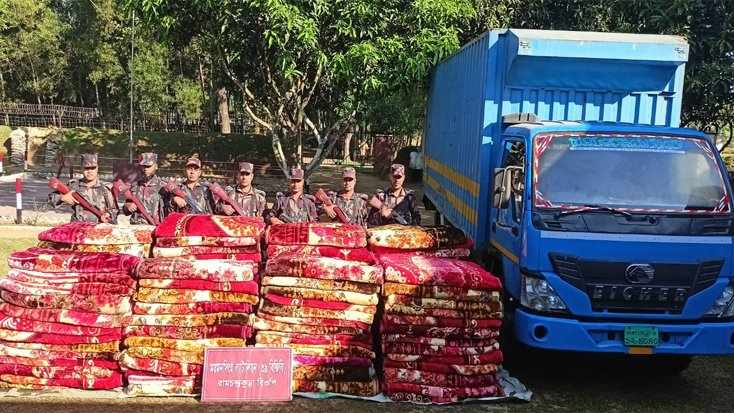 সীমান্তে চোরাচালানী মালামালসহ কাভার্ডভ্যান আটক