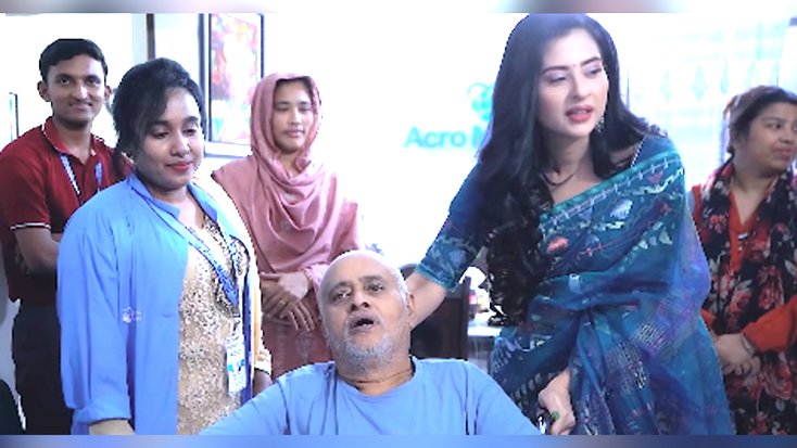 বৃদ্ধাশ্রমে জন্মদিন উদযাপন বুবলীর