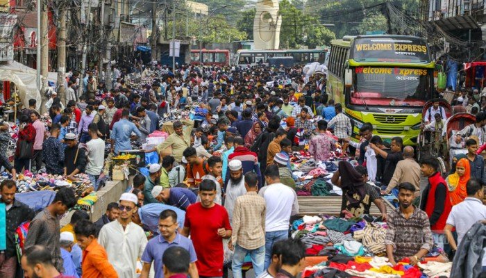 রাজধানীতে নামেই ফুটপাত, হাঁটার উপায় নেই
