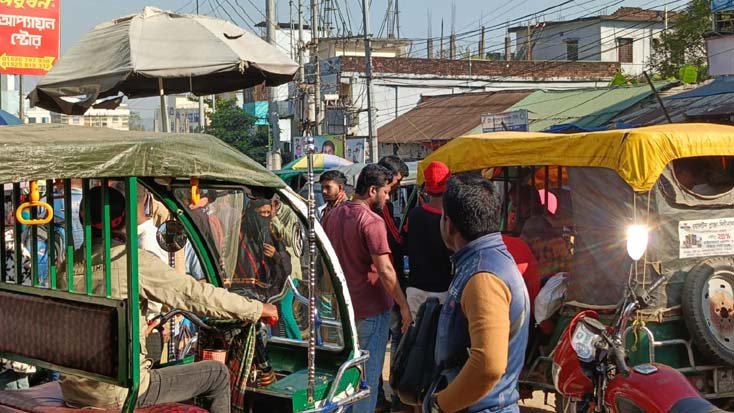 নির্দিষ্ট স্টেশন না থাকায় যানজটের ভোগান্তি