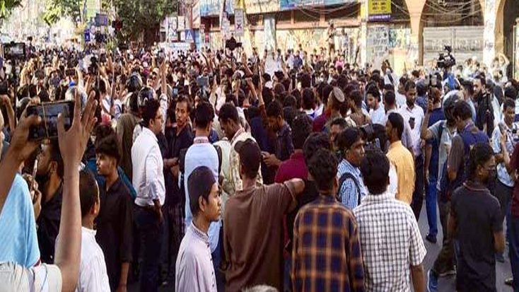 শেখ হাসিনার মৃত্যুদণ্ডের রায়ে উল্লাস, মিষ্টি বিতরণ