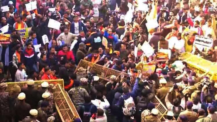 দিল্লিতে বাংলাদেশ হাইকমিশনের সামনে বিক্ষোভ, ব্যারিকেড ভেঙে ভেতরে ঢোকার চেষ্টা