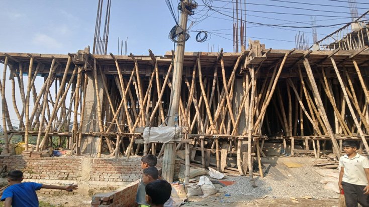 রাজধানীতে রাজউকের নিয়ম উপেক্ষা করে জামতলায় বহুতল ভবন নির্মাণ, চরম ঝুঁকিতে জনজীবন