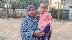 অটোরিকশা চালক বাবার শিশু কন্যাকে বাঁচাতে চায়