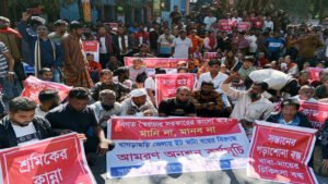 খাগড়াছড়িতে বন্ধ ইটভাটা চালুর দাবিতে সড়ক অবরোধ