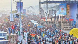 জনসমুদ্রে পরিণত ৩০০ ফিট