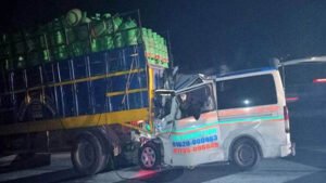 ট্রাক-অ্যাম্বুলেন্স সংঘর্ষ