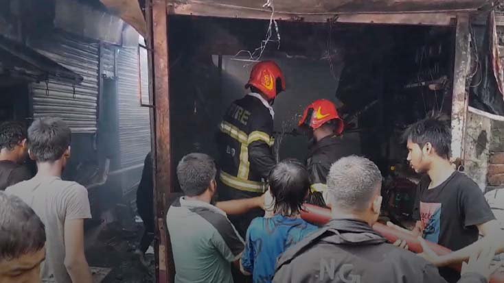 নারায়ণগঞ্জে মার্কেটে আগুন