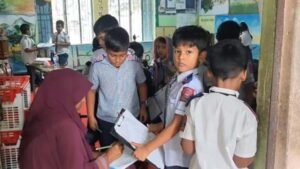 পরীক্ষার হলের দায়িত্বে অভিভাবকরা