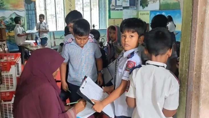 পরীক্ষার হলের দায়িত্বে অভিভাবকরা