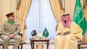 পাকিস্তানের সেনাপ্রধানকে দিল সর্বোচ্চ রাষ্ট্রীয় পদক