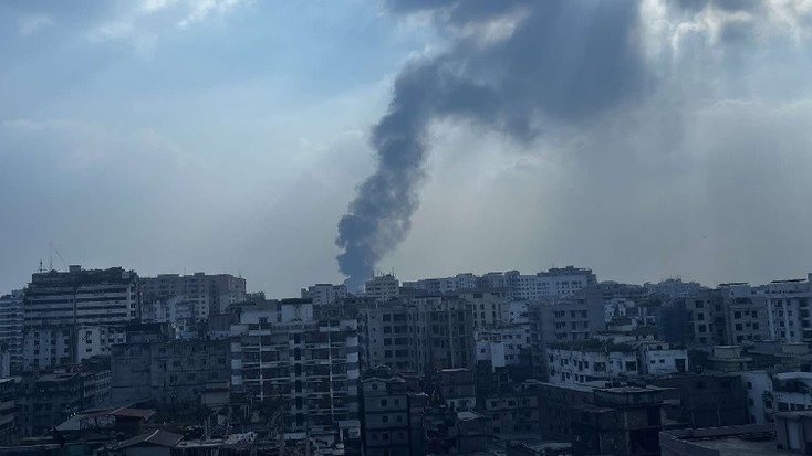 পুরান ঢাকায় প্লাস্টিকের গোডাউনে আগুন