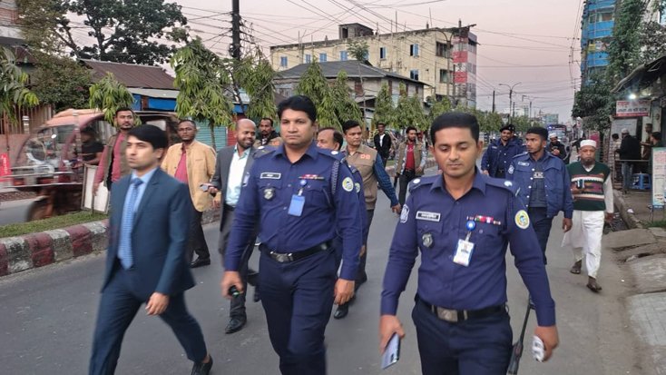 বরগুনায় ফুটপাত দখলমুক্ত অভিযান