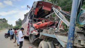 বাস-ট্রাক্টরের সংঘর্ষে প্রাণ গেল দুজনের