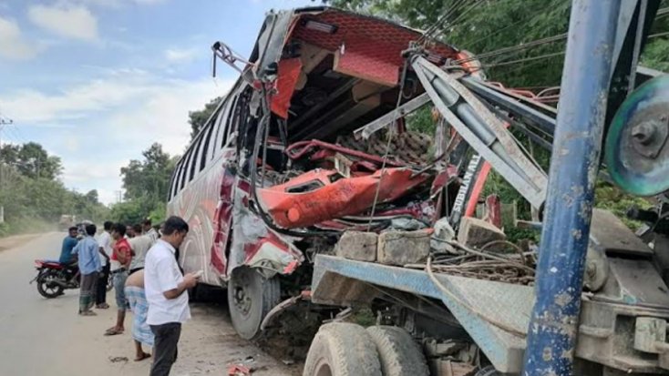 বাস-ট্রাক্টরের সংঘর্ষে প্রাণ গেল দুজনের