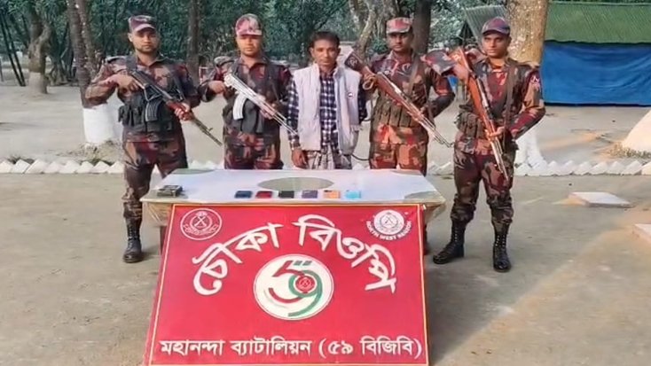 ভারতীয় চোরাই মোবাইলসহ আটক - ১