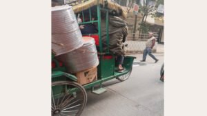 অটো রিকশার নিয়ন্ত্রণ হারিয়ে পথচারী আহত