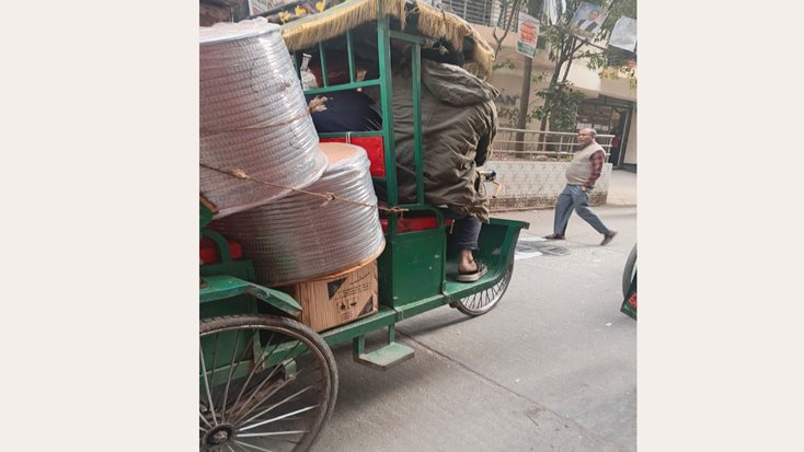 অটো রিকশার নিয়ন্ত্রণ হারিয়ে পথচারী আহত