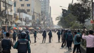 ঢাকা কলেজের শিক্ষার্থীদের সংঘর্ষ পুলিশের উপর ইটপাটকেল নিক্ষেপ