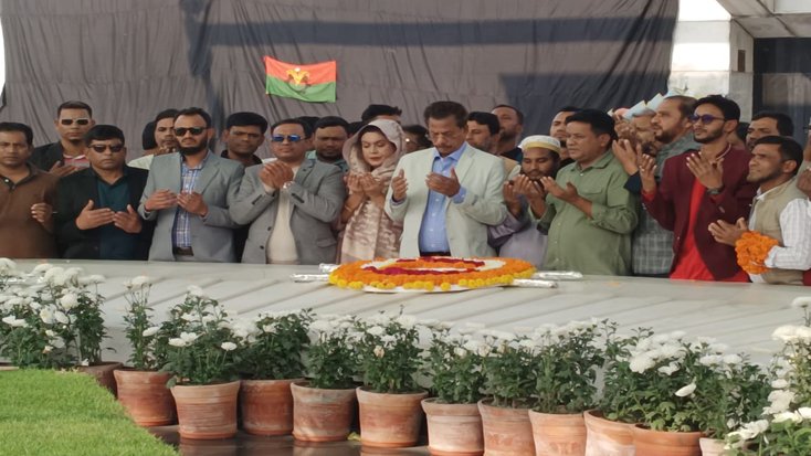 শহীদ জিয়া ও বেগম খালেদা জিয়ার মাজারে বাকেরগঞ্জ বিএনপির নেতাদের শ্রদ্ধা নিবেদন