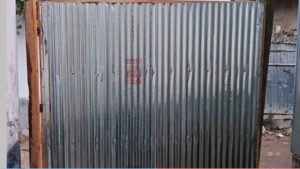 চাঁদা না পেয়ে রাস্তায় বেড়া ভোগান্তিতে ৪০ পরিবার