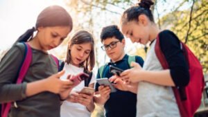 সামাজিক যোগাযোগমাধ্যম নিষিদ্ধের প্রস্তাব ভারতে কিশোরদের জন্য