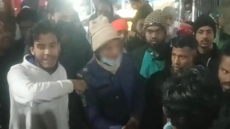 অটোরিকশা চুরির অভিযোগ ‍তুলে ট্রাফিক পুলিশকে হেনস্তা